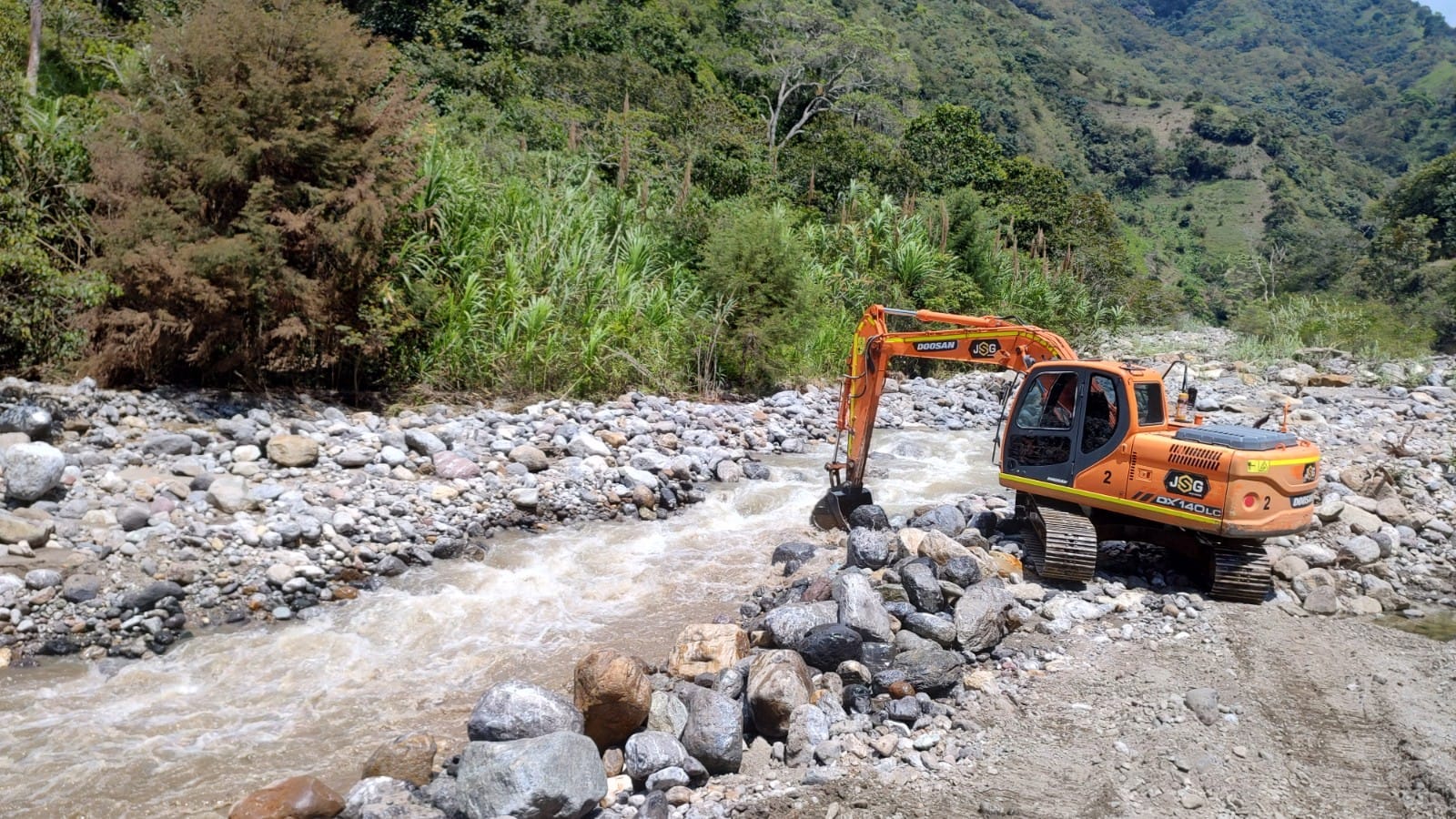 Con apoyo de maquinaria amarilla y otras acciones, la CDMB atiende emergencias generadas por las lluvias